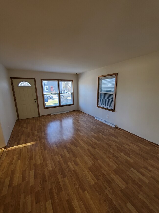 Building Photo - Gorgeous 3BR Racine Ranch Available!