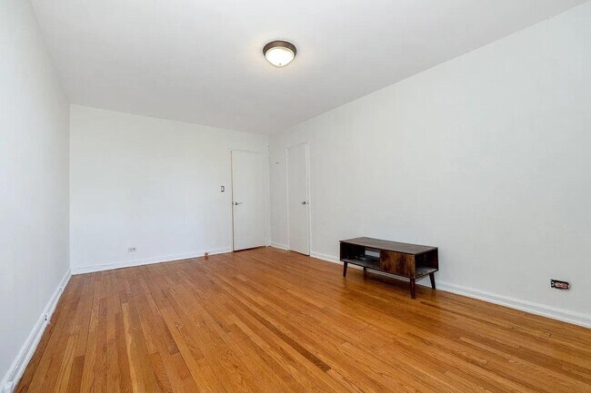 Foto del edificio - 445 W 240th St