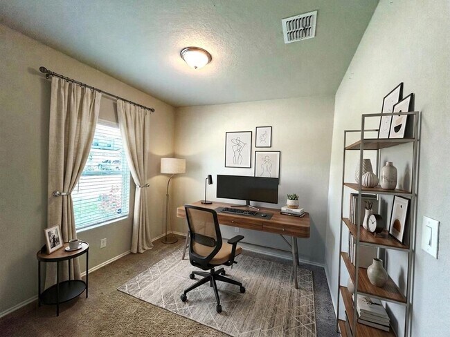 Foto del edificio - Beautiful 3-Bedroom Home with Office, Community Pool & Large Fenced Yard!