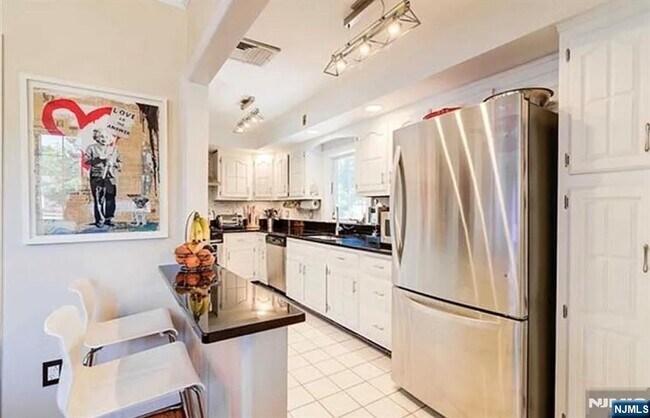 Foto del edificio - 112 Tenafly Rd