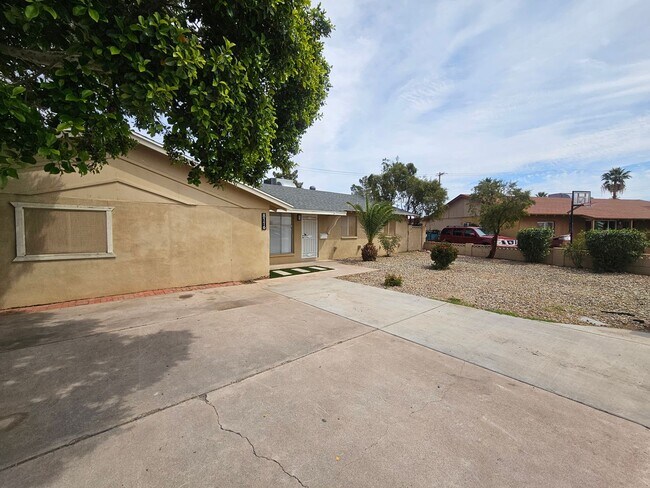 Building Photo - Scottsdale - 5 bedroom, 3 bath - Remodeled...