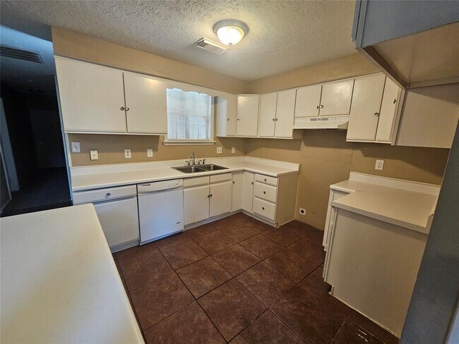 Foto del edificio - 6218 Forestgate Dr