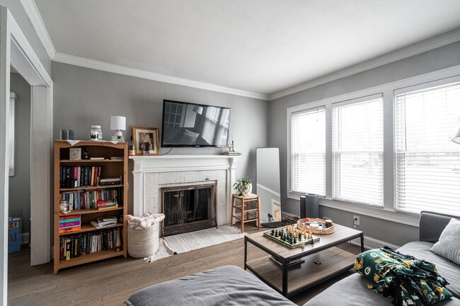 Building Photo - Shorewood Lower Flat