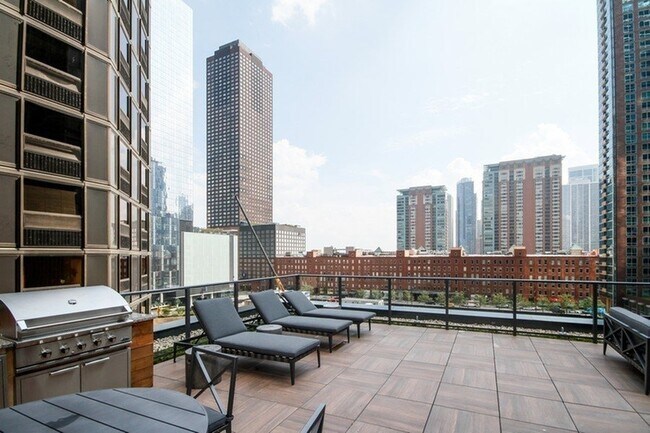 Building Photo - 427 E Ohio St