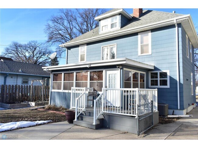 Building Photo - 1524 5th Ave S