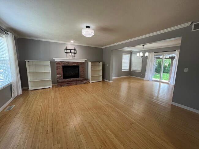 Building Photo - 5 Bed Stunner - East Side Bloomington!