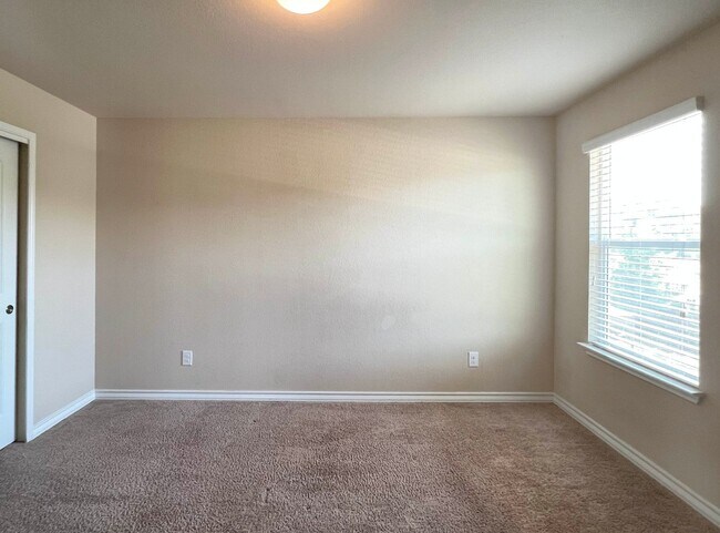 Building Photo - 5/2.5 Home Available for Immediate Move In!