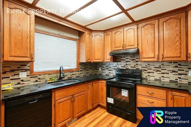 Building Photo - Modern 3 Beds, 2 Baths Main Floor/ Upper |...