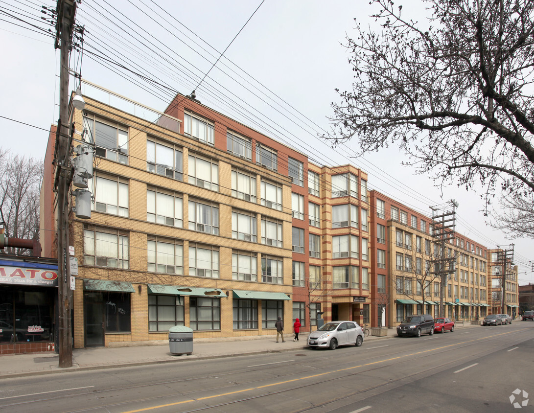 Primary Photo - 1070-1080 Queen St E
