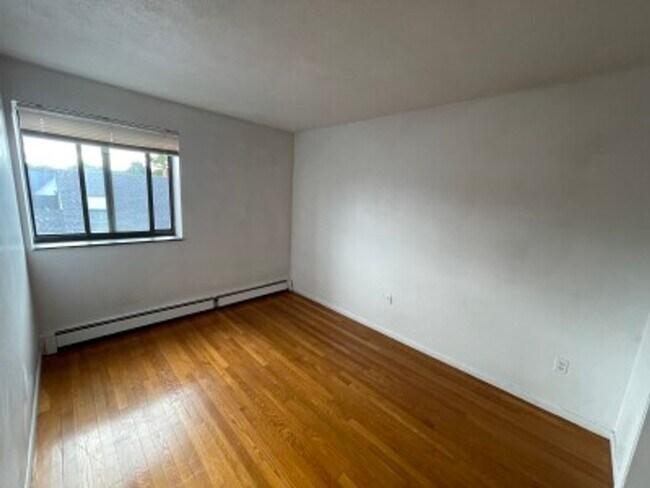 Foto del edificio - 2 Bedroom Apartment in Allston - NO BROKER...
