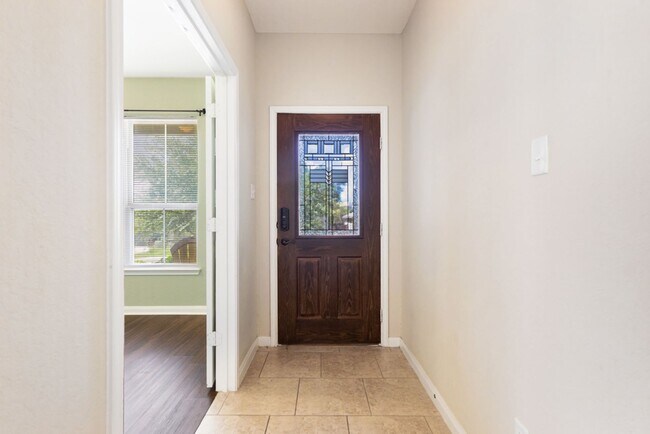 Foto del edificio - Charming Home Awaits: Spacious & Modern Li...