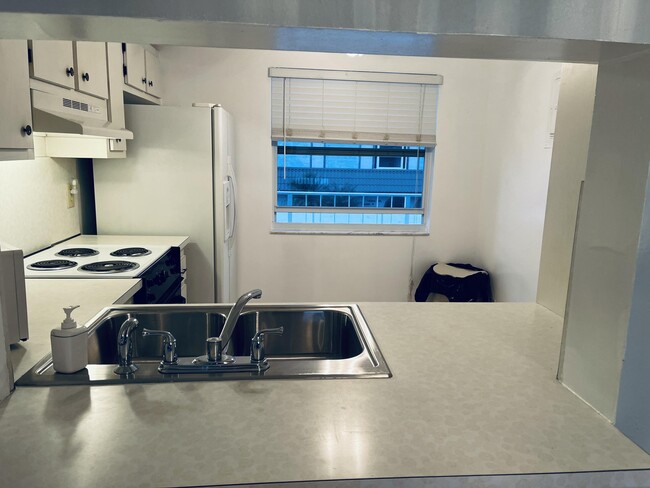 Building Photo - 931 Gardenia Dr