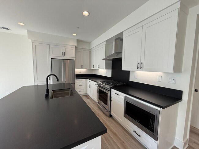 Foto del edificio - Brand New Encinitas Luxury Condo 1br 1 bath  garage $4300