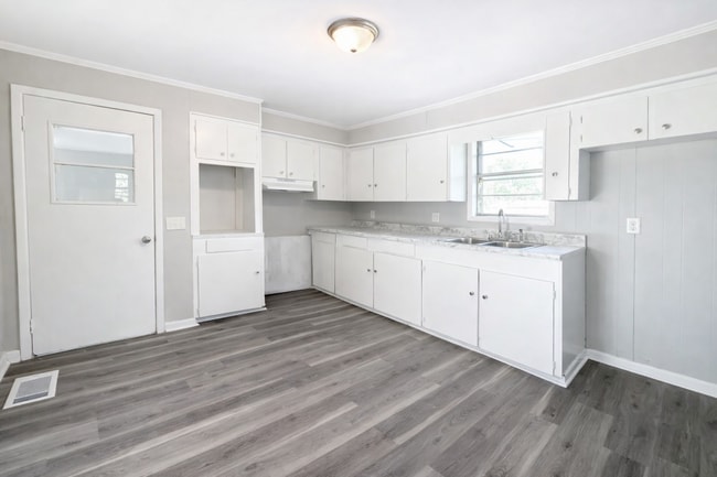 Building Photo - 547 Holly Dr