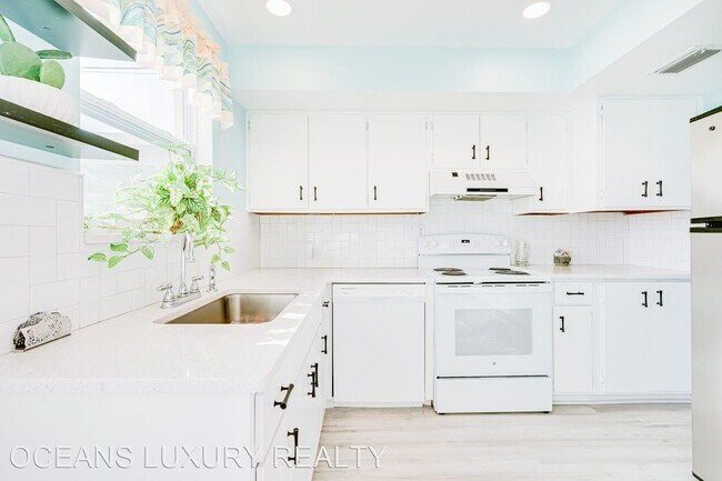 Building Photo - 2 br, 1.5 bath House - 3431 S Peninsula Dr #9