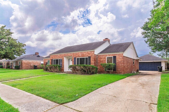 Building Photo - 8819 Hazen St
