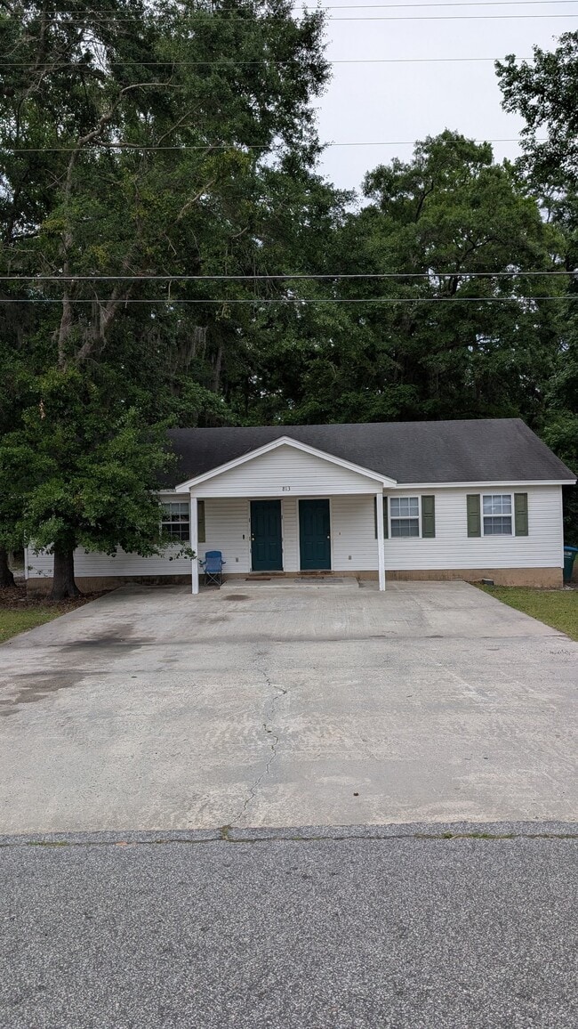 Building Photo - 813 Ash St Ext