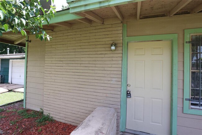 Building Photo - 5734 Lyndhurst Dr