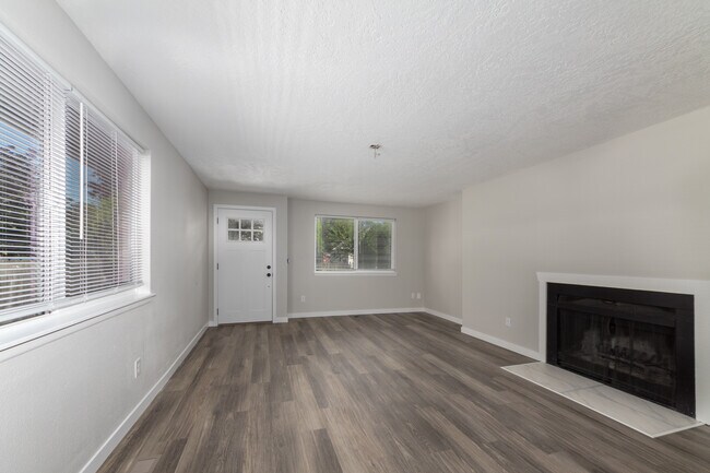Building Photo - 1010 E Sanson Ave