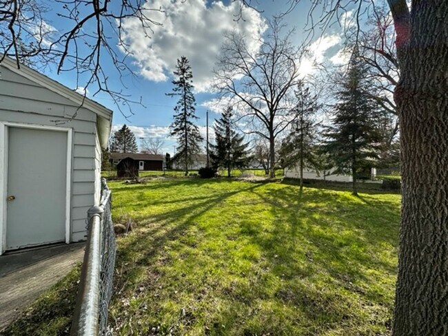 Building Photo - Charming 3 Bedroom 1 Bath Single Family Home