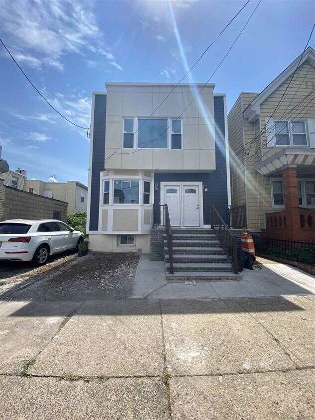 Primary Photo - 9 Berkeley Pl