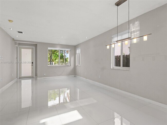 Foto del edificio - 15392 SW 25th Terrace