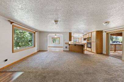 Building Photo - Spacious home with outbuilding