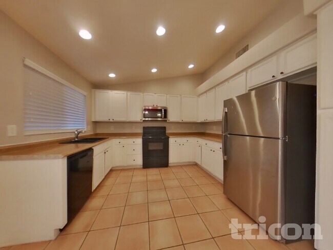 Building Photo - 1411 W Villa Theresa Dr