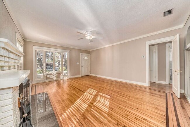 Building Photo - 829 N Hyer Ave