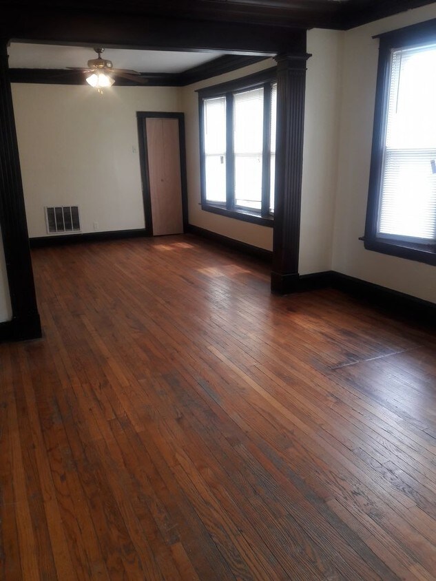 Foto principal - 1852 W 58th St
