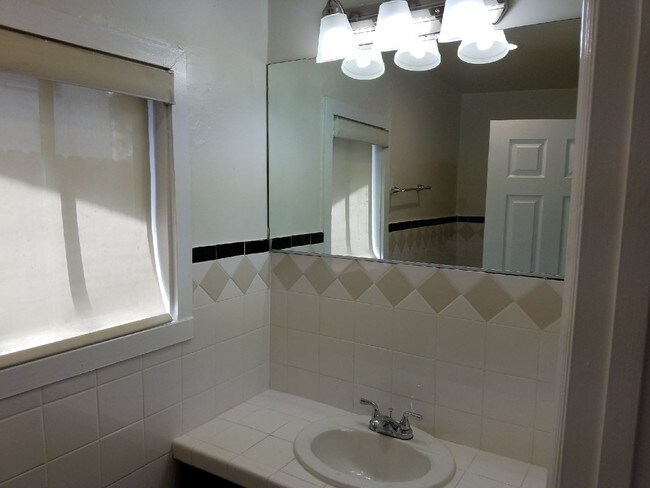 Building Photo - 708 Westmount Dr