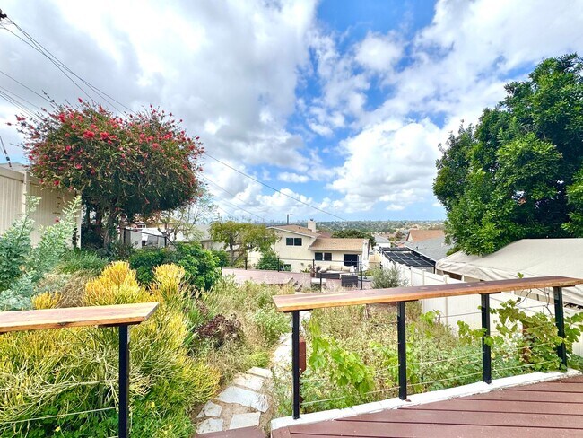 Foto del edificio - Huge Oak Park Home! 4bd/2.5ba house with incredible yard w/ VIEWS + spa, A/C, garage, W/D!