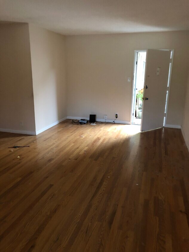 Living Room - 4922 Hazeltine Ave