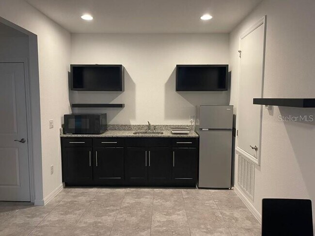 Foto del edificio - 15058 Mayberry Dr