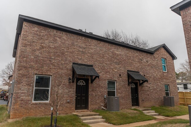 Building Photo - 1366 N Porter Rd