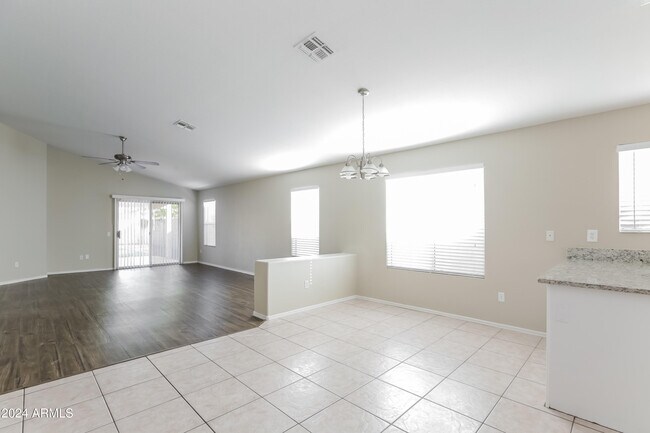 Foto del edificio - 10464 W Reade Ave