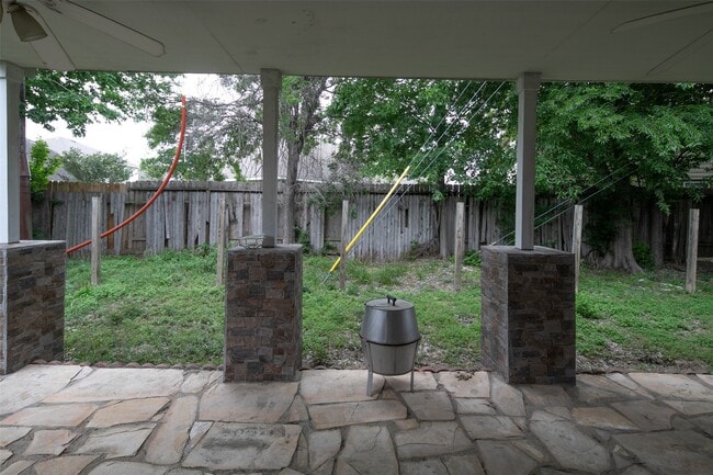 Foto del edificio - 3603 Lauderwood Ln