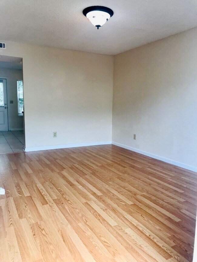 Building Photo - AVAILABLE NOW!! Great 2 Bedroom Townhome! Close CCU, CMC, Shopping, Restaurants & More!