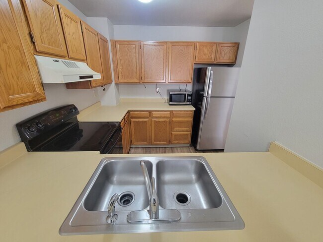 Building Photo - 3 Bedroom Townhome with Attached Garage In...