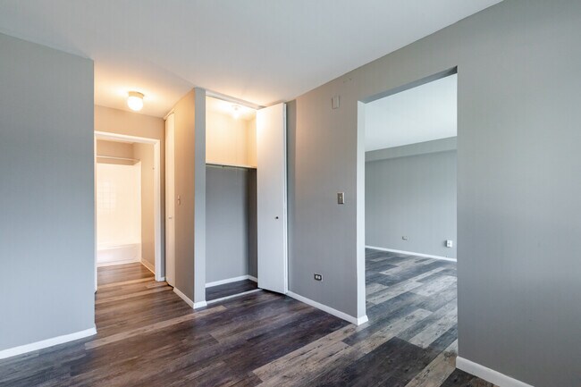 Building Photo - Renovated 900 square foot 1-bedroom/1-bath...