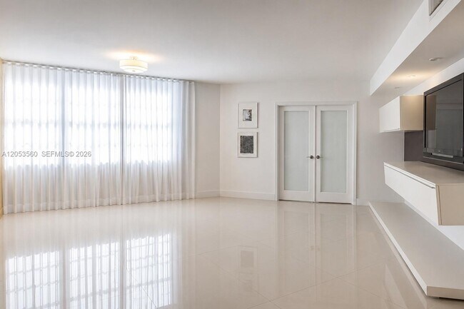Foto del edificio - 825 Brickell Bay Dr