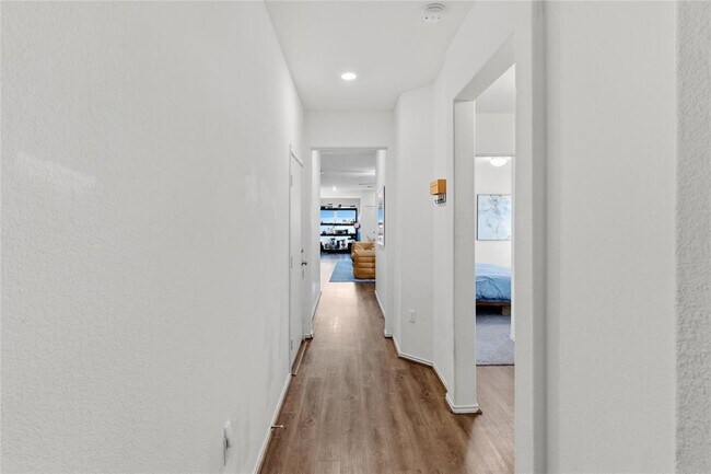 Foto del edificio - 7409 Spring Ray Dr