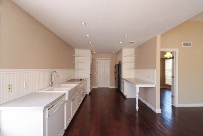 Building Photo - 1428 E Kent Ave