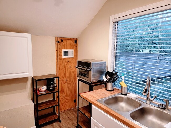 Building Photo - Woodland V B.Up