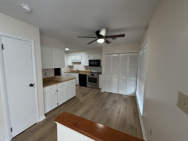 Building Photo - Townhouse for Rent