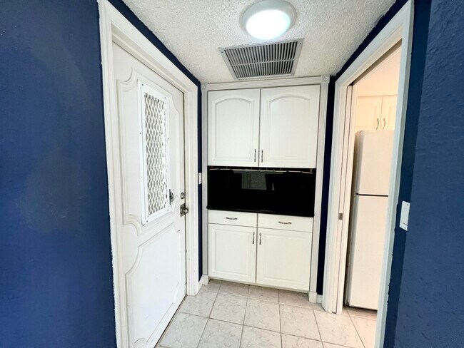 Building Photo - 1069 Hillsboro Mile