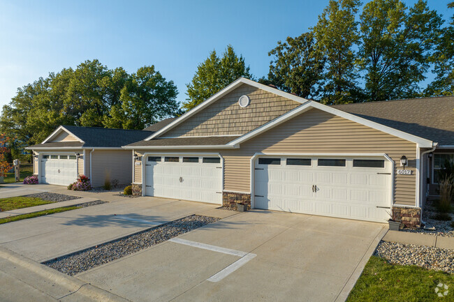 Foto del edificio - Redwood Fort Wayne Maplecrest Road