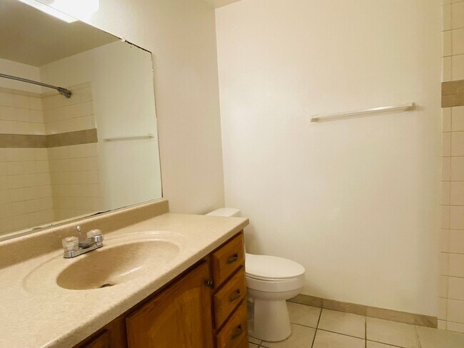 Foto del edificio - $2,100 Ashlan & Fowler, 3 Bedroom Home - H...