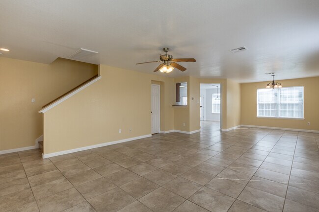 Foto del edificio - Spacious 4-Bedroom Home in Prime Round Roc...