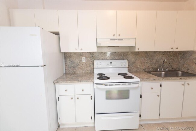 Foto del edificio - 2725 W Okeechobee Rd